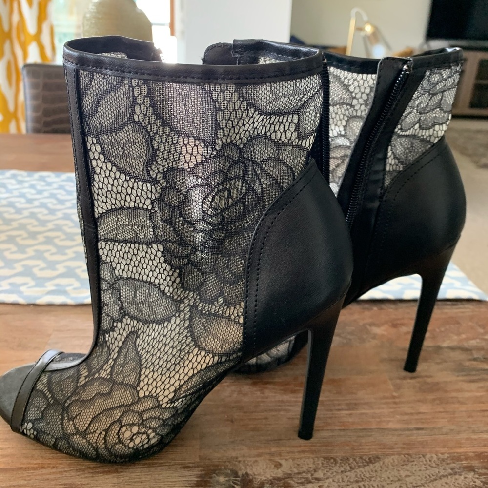 High heel with lace